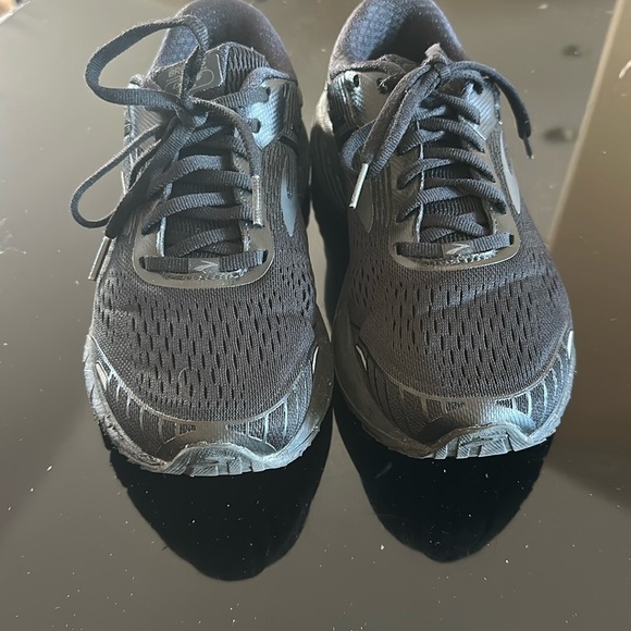 Women’s Brooks Black Athletic Running Shoes size 8.5 wide - Picture 2 of 9